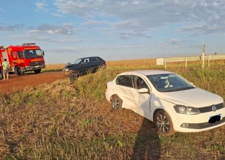 Colisão entre Palio e Voyage deixa três feridos e mobiliza Corpo de Bombeiros em Caarapó