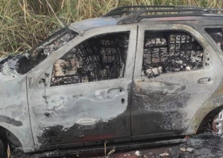 Motorista abandona carro carregado com cigarros e veículo pega fogo em Caarapó