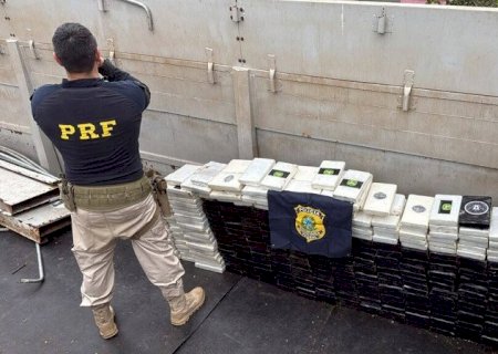 PRF intercepta carreta com 420 quilos de cocaína e prende pai e filho
