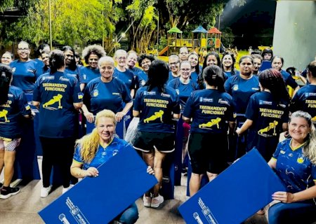 Prefeitura entrega materiais esportivos para participantes do projeto Esporte que Cuida