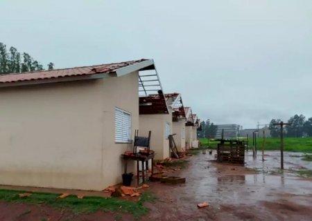 Ventania destelha dezenas de casas e atinge escola em Caarapó