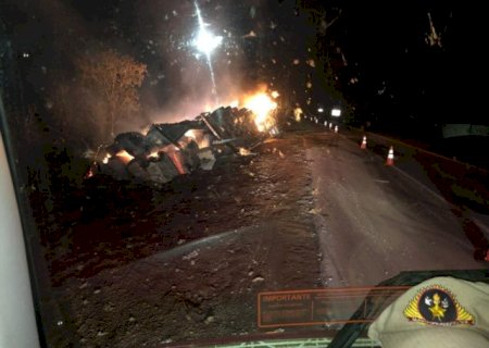 Carreta carregada com algod&atilde;o tomba e pega fogo na BR-163
