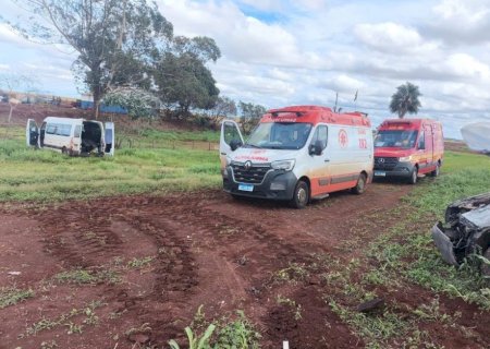 Van com 17 pacientes de hemodiálise bate após veículo invadir pista