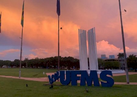 UFMS abre concurso com 42 vagas para professores e remuneração de até R$ 14,9 mil
